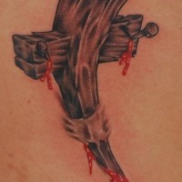 Tatuaje 3D cruz en la piel sangrienta