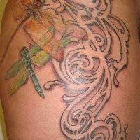 Le tatouage 3D de libellule sur l'entrelacs en fond