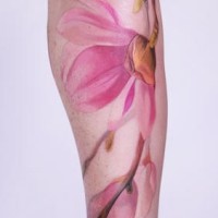 Precioso tatuaje 3D flor en color en el brazo
