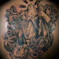 Le tatouage d'homme barbu avec des fleurs noires