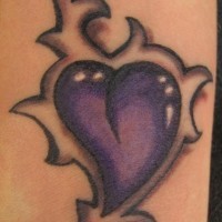 Corazón estilo tribal tatuaje en tinta negra y morada