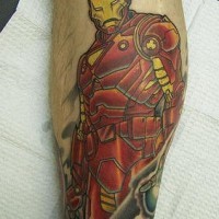 Imagen del hombre de hierro en color en el brazo