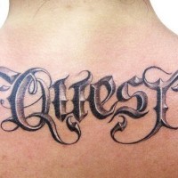 Tatuaggio 3D sulla schiena la scritta 