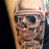 Tatuaggio impressionante 3D sul braccio il teschio con il casco