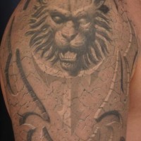 3D tatauje del león en la piedra