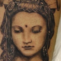 Le tatouage réaliste de geisha triste