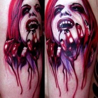 Tatuaggio pauroso realistico sul deltoide la ragazza vampiro