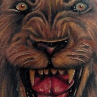 Le tatouage 3D de lion hurlant en couleur