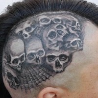 Schwarzweißer Schädel Tattoo am Kopf