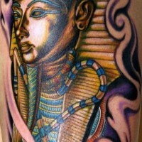 Le tatouage 3D d'un sarcophage du pharaon en couleur