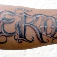Tatuaggio 3D sul braccio la scritta 