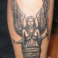 Tatuaggio grande realistico sulla gamba l'angelo bianco nero