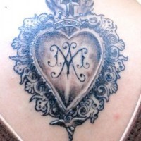 Tatuaggio grande sulla schiena il cuore stilizzzato