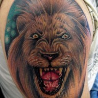 Tatuaggio grande 3D il leone con la bocca spalancata