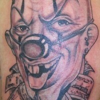 Payaso maligno tatuje en tinta negra