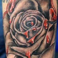 Realistische Rose mit Blut auf sie Tattoo