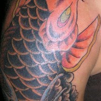 Tatuaje a color de carpa koi con ojos enigmaticos