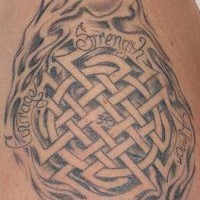 el tatuaje conmemorativo con un simbol de cuadro enrelazado con la fecha de muerte  y palabras 