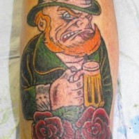 agressivo leprechaun con la birra colorato tatuaggio