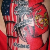 bandiere patriottiche e USMC esercito pugnale tatuaggio
