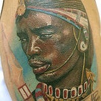 Afrikanischer Krieger Tattoo an der Schulter