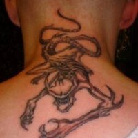 Le tatouage de chien alien sur le cou