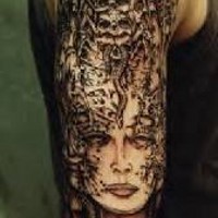 Tatuaje de alta calidad Diosa alienígena con los cráneos