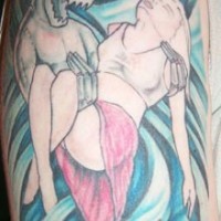 Le tatouage d'alien cyborg tenent ene fille dans ses bras en couleur