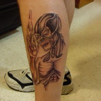Le tatouage d'alien robot sur le pied