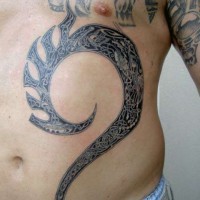 Le tatouage d'alien en style tribal sur la poitrine