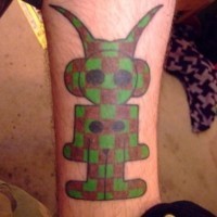 Le tatouage d'alien féminine en carrés verts et rouges