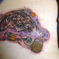 Tatuaje Tigre arrastrándose a través del espacio