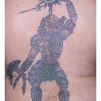 La vittoria di Yautja con il segno di sole
grande tatuaggio sulla schiena