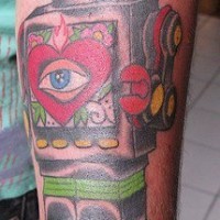 robot futuristico con cuore tatuaggio colorato