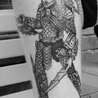 predatore guerriero tatuaggio sulla gamba