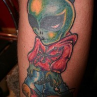 Tattoo mit super coolem Alien mit Schirmmütze