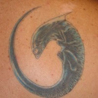 piccola creatura xenomorph tatuaggio sulla spalla