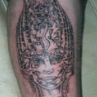 Le tatouage d'une déesse si fi avec des crânes