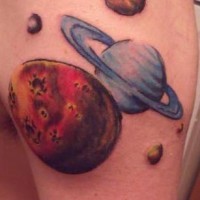 Le tatouage d'OVNI en volant dans l’espace