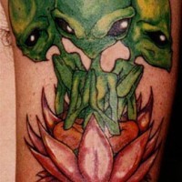 Tatuaje Tres pequeños extraterrestres verdes en una flor de loto