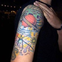 Universo colorato sul deltoide
tatuaggio