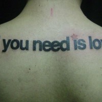 Alles, was du brauchst, ist Liebe Tattoo am Rücken