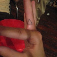 Amateurhaftes Tattoo von Dreieck am Finger