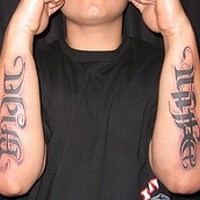 Le tatouage d'ambigramme sur les deux bras