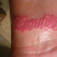 Tatuaje de tinta rosa Ambigrama Beautiful