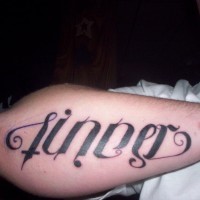 Le tatouage du mot ambigramme sinner sur le dos