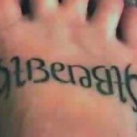 Le tatouage ambigramme sur le pied
