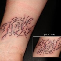 Le tatouage ambigramme de mot couteau