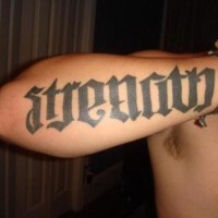Le tatouage ambigramme de mots la fore et le courage
