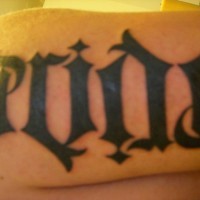 Le tatouage ambigramme de mot la fierté